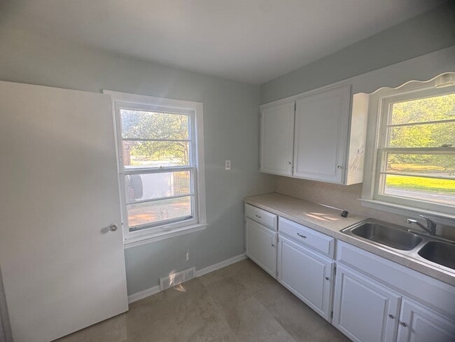Building Photo - 3 Bedroom home on the NW side of Grand Rapids