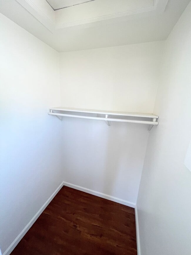 Building Photo - LARGE 2nd story 1bd/1ba unit near BMO, USC, and Downtown LA!