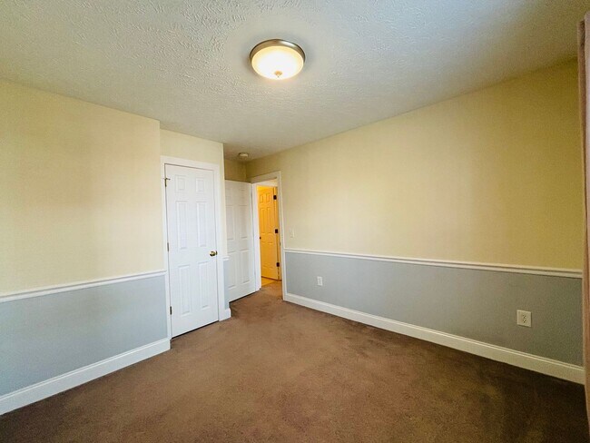 Building Photo - 3 Bedroom 2.5 Bath Townhouse