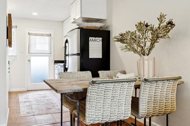 Building Photo - Pixley