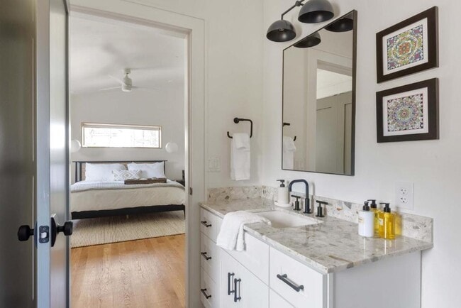 Building Photo - 955 Wylie St SE