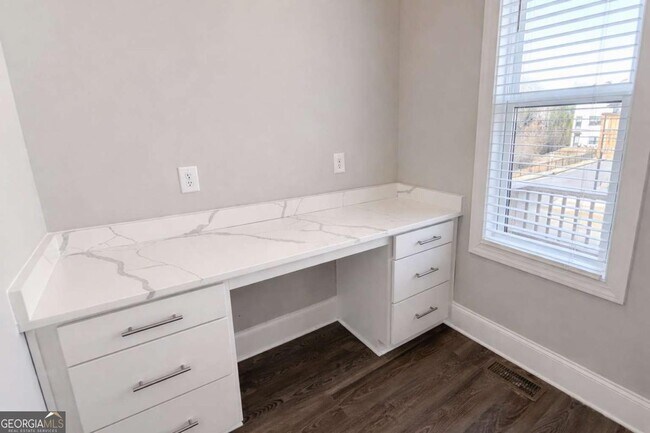 Building Photo - 1375 Walking Wy