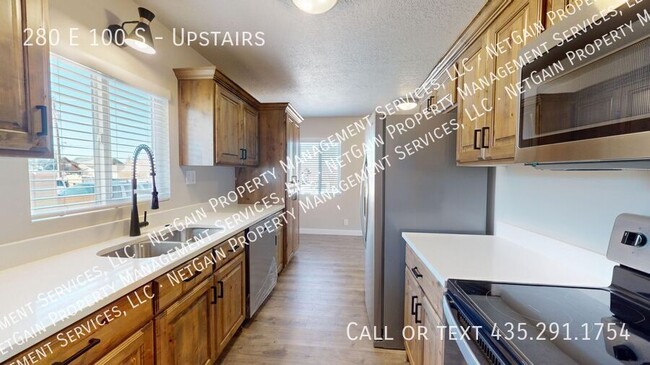 Building Photo - Newly Remodeled 3 Bedroom Apartment