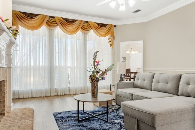 Building Photo - 118 W Greenbriar Ln