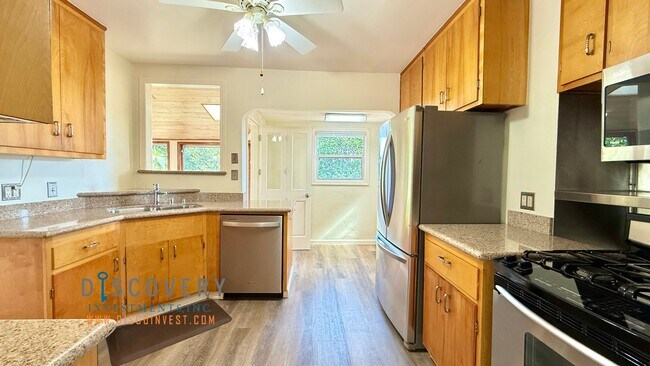 Building Photo - Attractive Mid-Century Modern Dimond Distr...