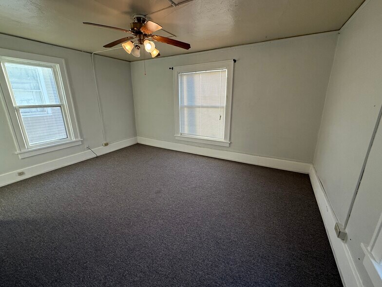 Building Photo - 222 N Dubuque St