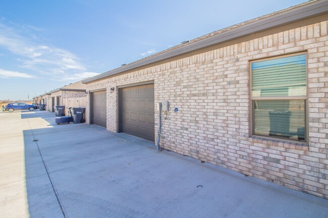 Building Photo - 3 Bedroom 2 bathroom townhome in Cooper ISD