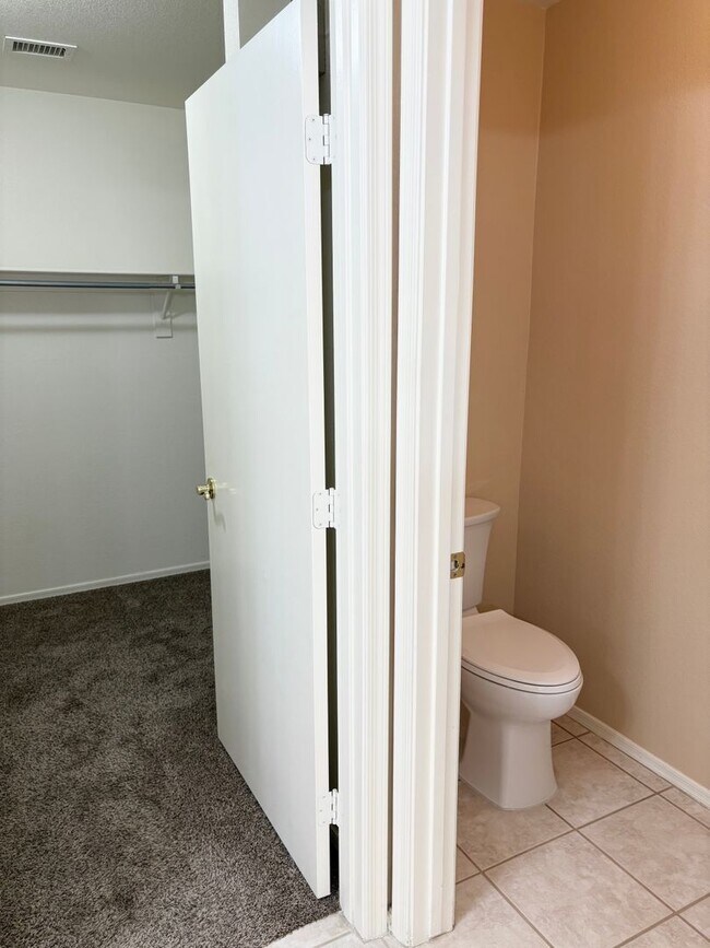 Building Photo - **BEAUTIFUL & SPACIOUS 3 BEDROOM/2 BATHROO...