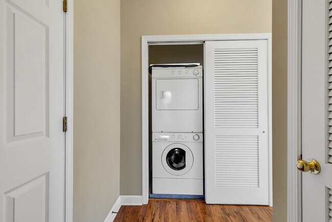 Building Photo - Spacious 2 Bed / 2 Bath Condo in Carolina ...