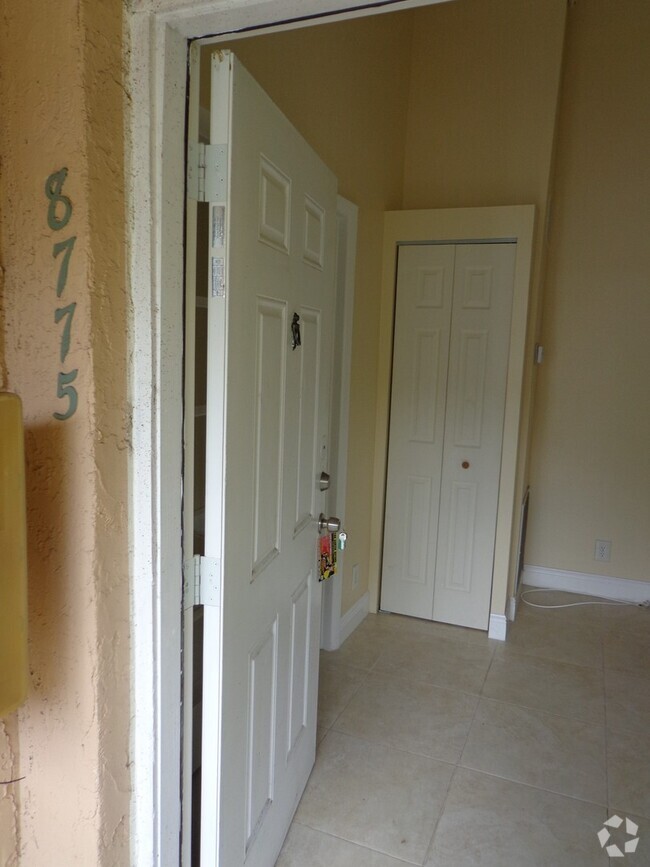Building Photo - Charming condo features 2 bedrooms and 1 b...