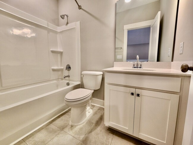 Building Photo - Like new in Midtown - 3 bedrooms plus addi...