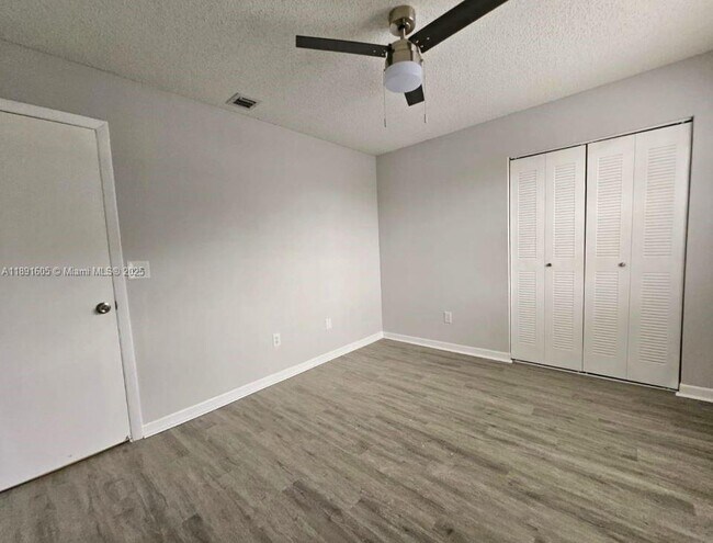 Building Photo - 1024 S Independence Dr