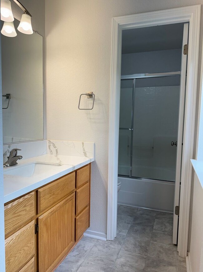 Building Photo - Recently remodeled charmer!