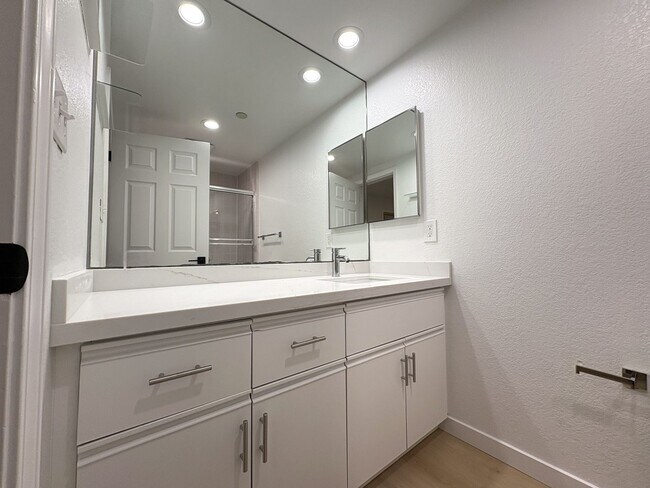 Building Photo - Newly Renovated 2BR/2BA First-Floor Condo ...
