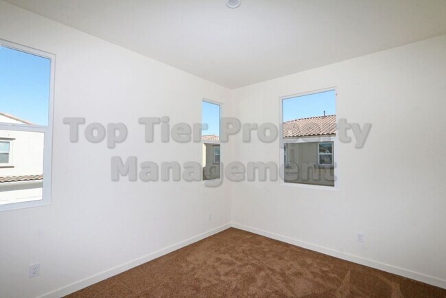 Building Photo - ***Charming 3 bed / 2.5 bath Townhome in O...