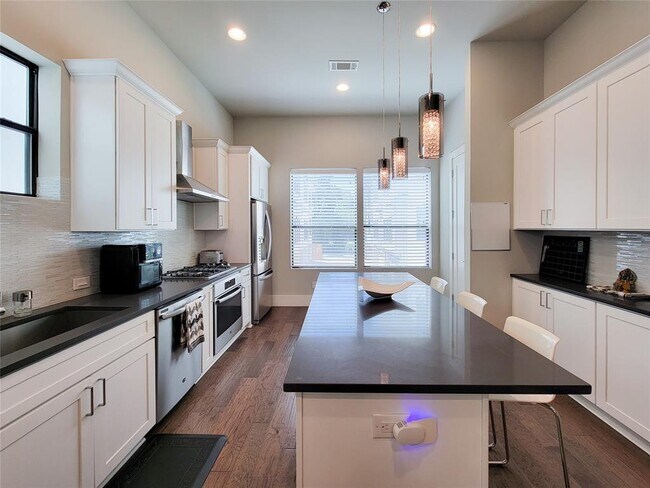 Building Photo - 5709A Larkin St