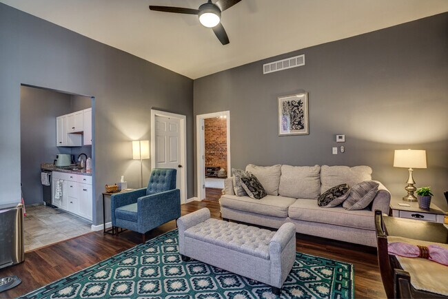 Building Photo - 844 Oak St