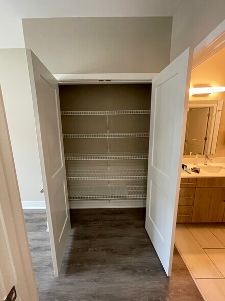 Building Photo - 145 Riverhaven Dr