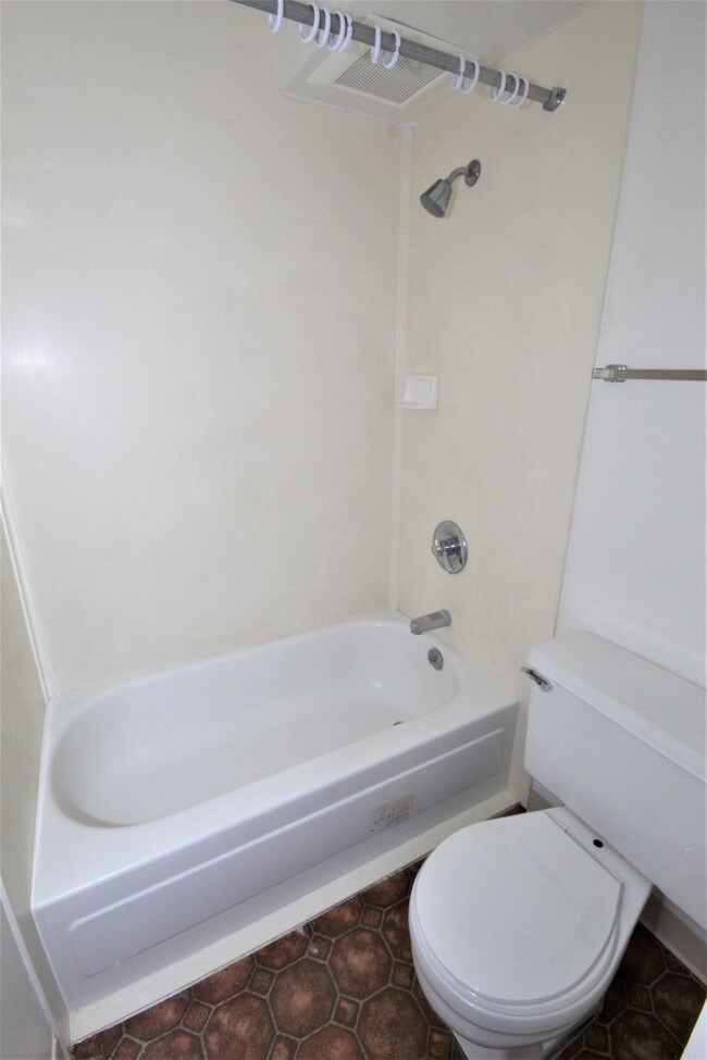 Building Photo - AVAILABLE NOW! 2 BED 1 BATH 1 COVERED PARK...