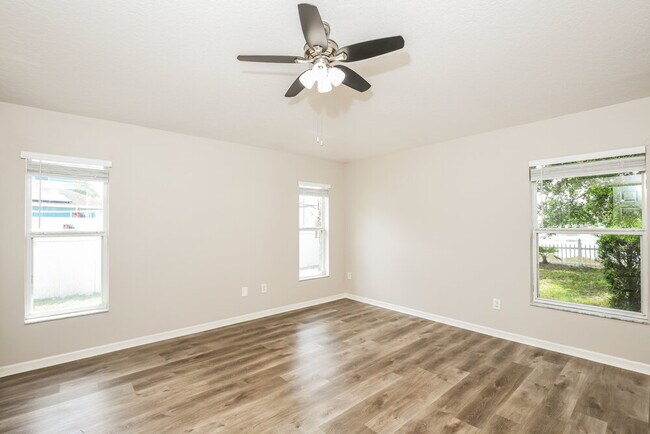 Building Photo - 5652 Sycamore Canyon Dr