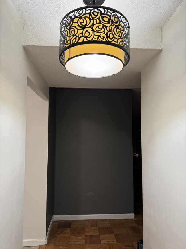 foyer, hallway wall, kitchen to the left, dining/living to right - 1301 Delaware Ave SW