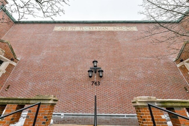 Building Photo - 743 E 4th St