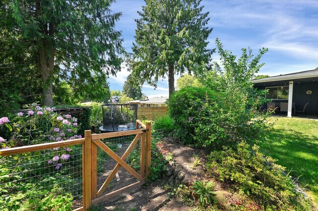Building Photo - 7/1 Kent East Hill 4 bedroom rambler with ...