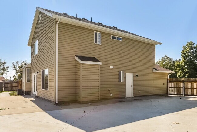 Building Photo - 874 N Main St