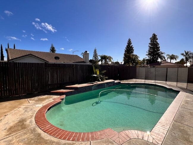 Building Photo - North West Bakersfield Home for Rent with Pool!