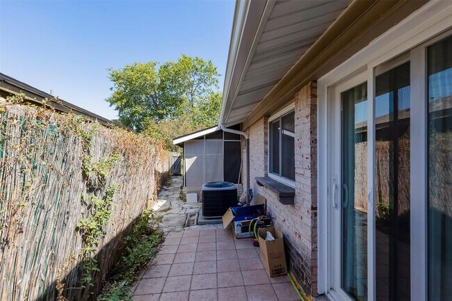 Building Photo - 1204 Woodfield Dr
