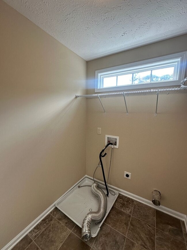 Building Photo - Beautiful 3 Bed 2.5 Bath Home with Spacious Fenced Yard