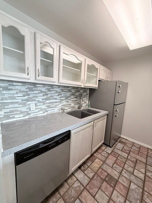 Building Photo - Top-Floor 3 Bed 2 Bath Condo in Fremont