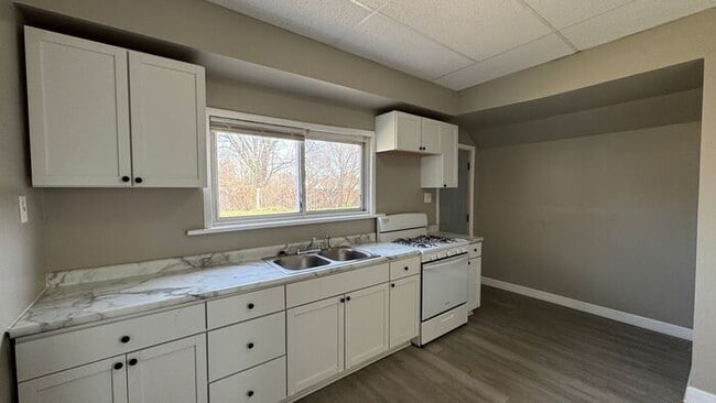 Building Photo - Charming 3-Bedroom Home with Convenient Lo...