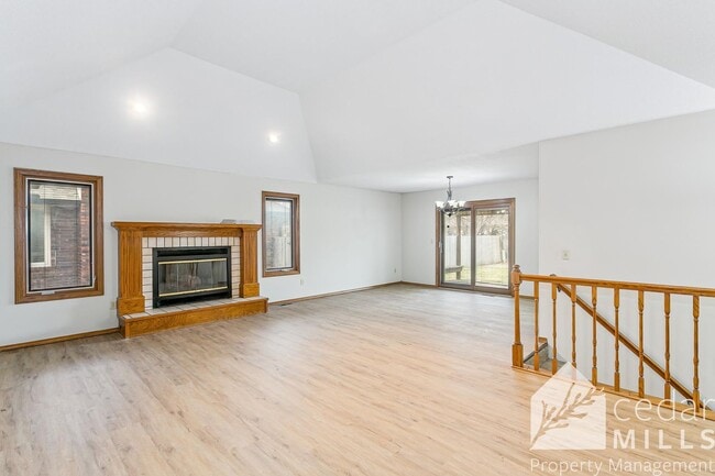 Building Photo - Spacious 3 Bedroom off of North Rock!