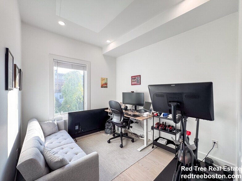 Building Photo - 231 Maverick St