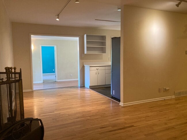Building Photo - Huge 5BR, large yard, fireplace, big rooms! (Bellaire)