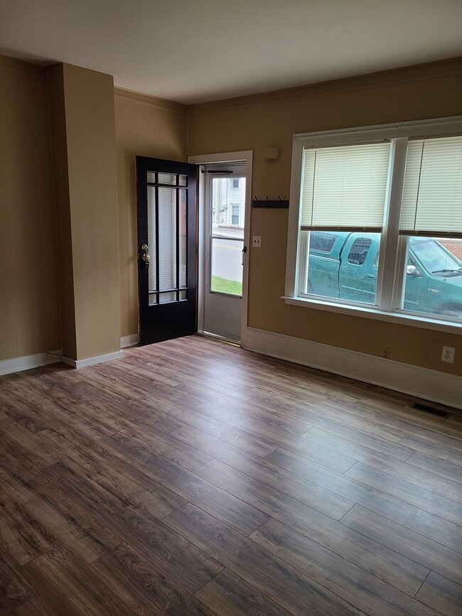 Building Photo - Spacious 2 Bedroom Home with possible 3rd bedroom or office space!