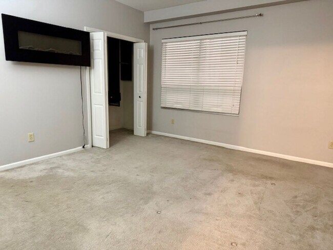 Building Photo - 160_WALL