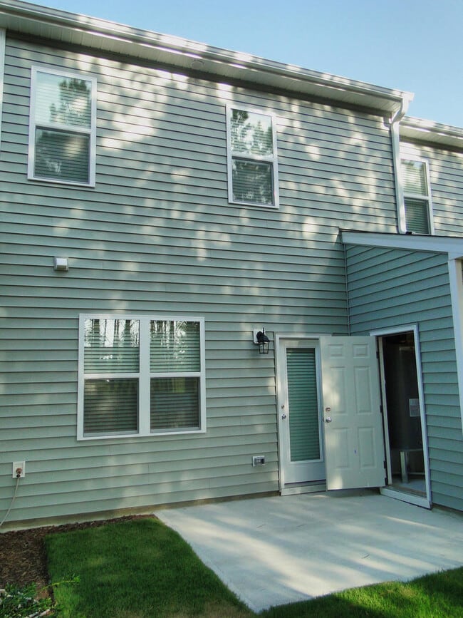 Building Photo - 8814 Commons Townes Dr