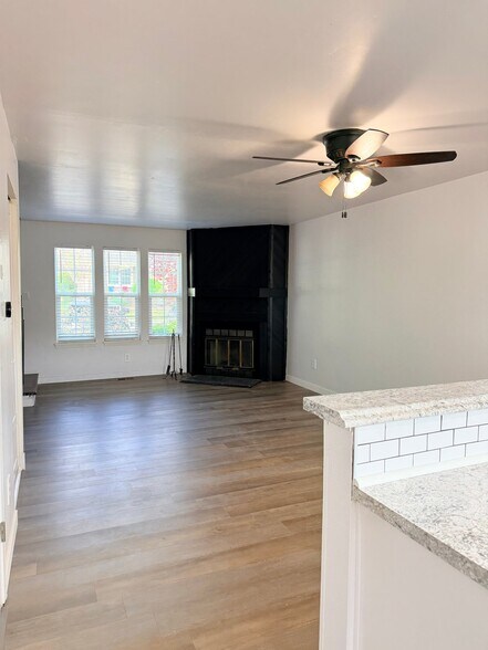 Building Photo - 1192 S Zeno Way