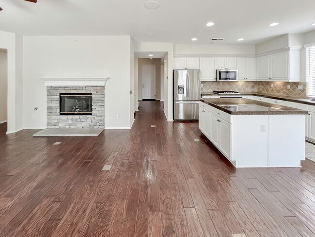 Building Photo - MUST SEE! Beautiful 3 bedroom + Loft + Office Space (or convert to 4th bedroom) + Large Backyard ...