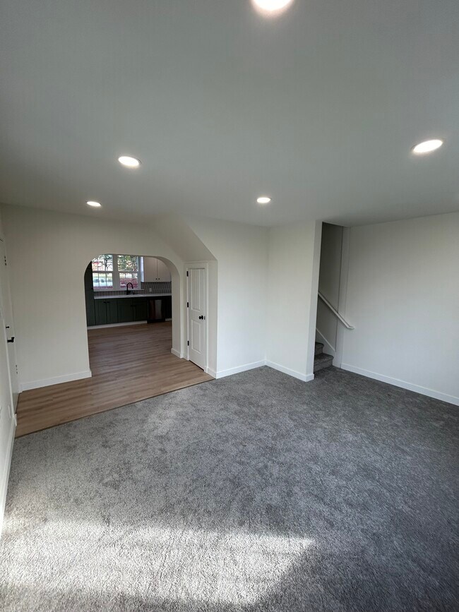 Building Photo - 2050 Roosevelt Ave