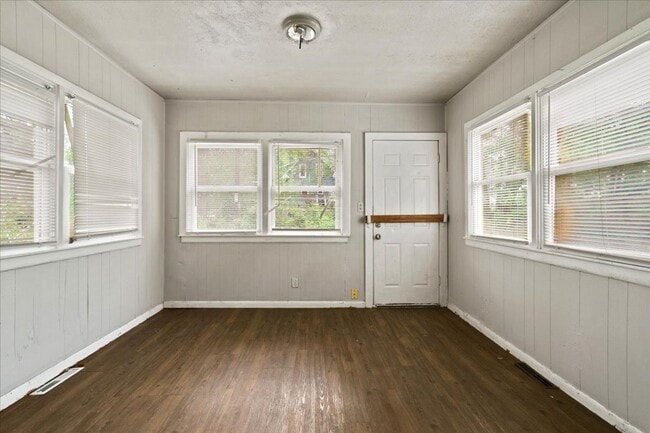 Building Photo - 2 Bed 1 Bath