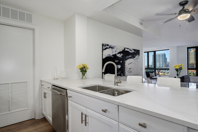 Building Photo - 400 N Clinton St