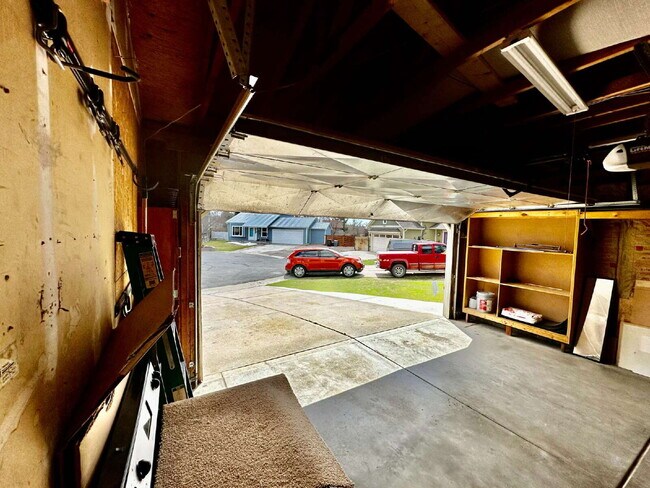 Building Photo - AVAILABLE NOW!  Charming Home in the Cottonwood Community!"