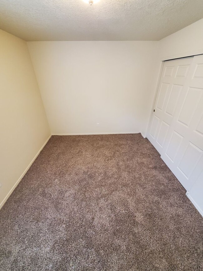 Building Photo - 3 bed 2 bath 1800 sq ft in Huning Ranch!