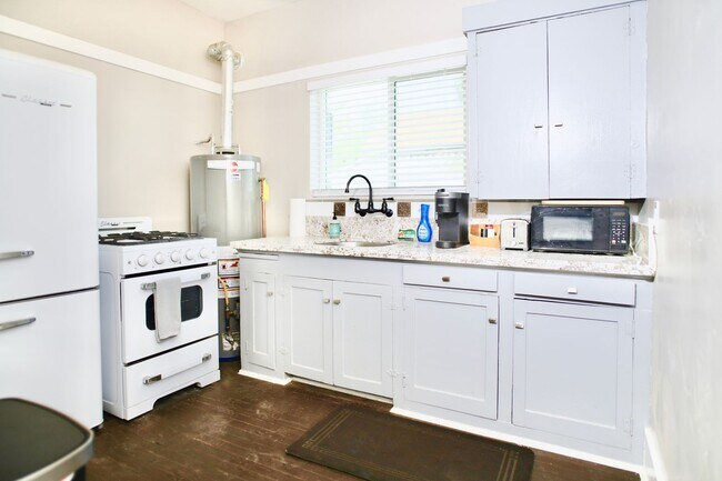 Building Photo - Furnished 1 Bedroom Downtown Tucson