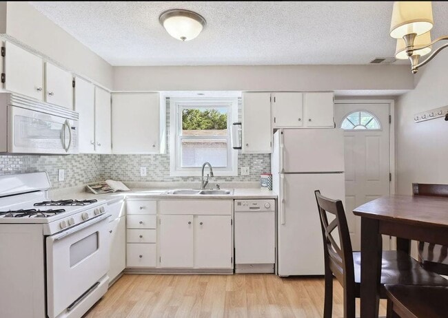 Building Photo - Charming & Spacious 3-Bedroom Home for Rent in Shakopee