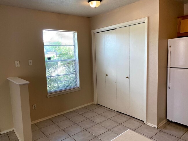 Building Photo - 2/1 Duplex Available 7/29/2026!