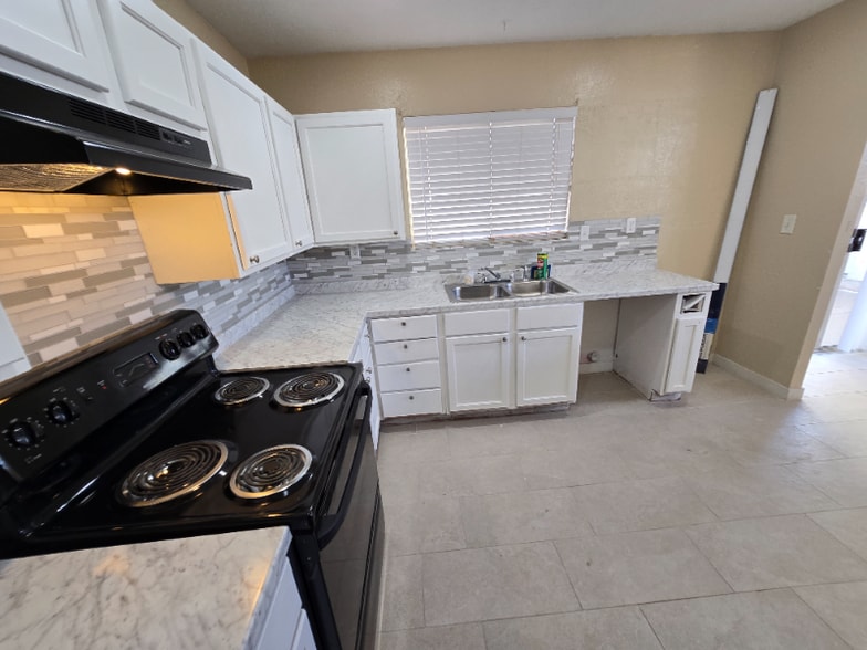 Building Photo - 14602 N 30th Dr